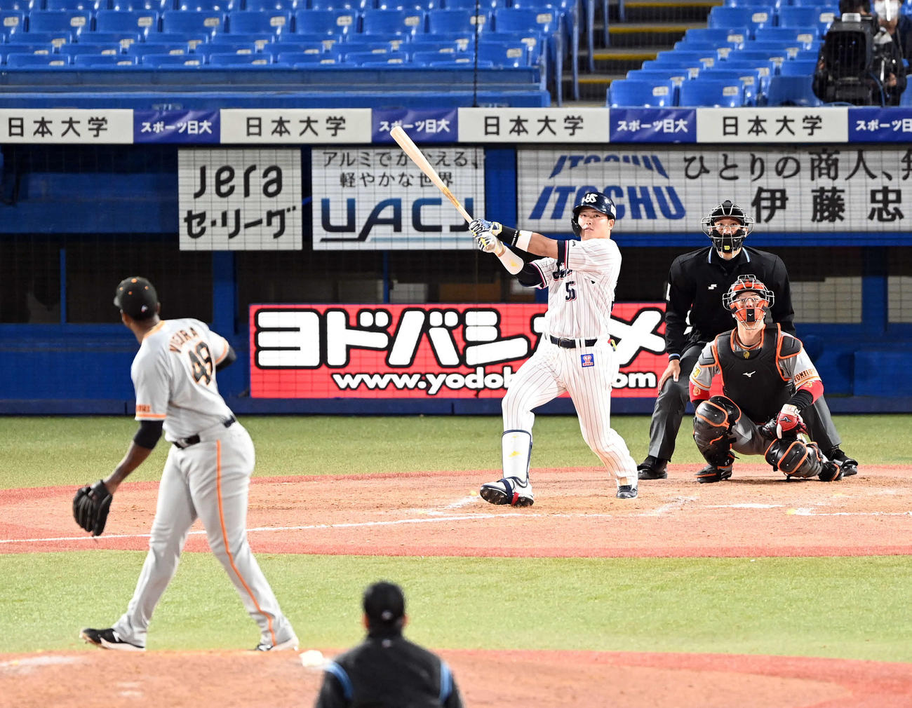 ヤクルト対巨人　9回裏ヤクルト1死一塁、左中間に10号2点本塁打を放つ村上。投手ビエイラ（撮影・たえ見朱実）