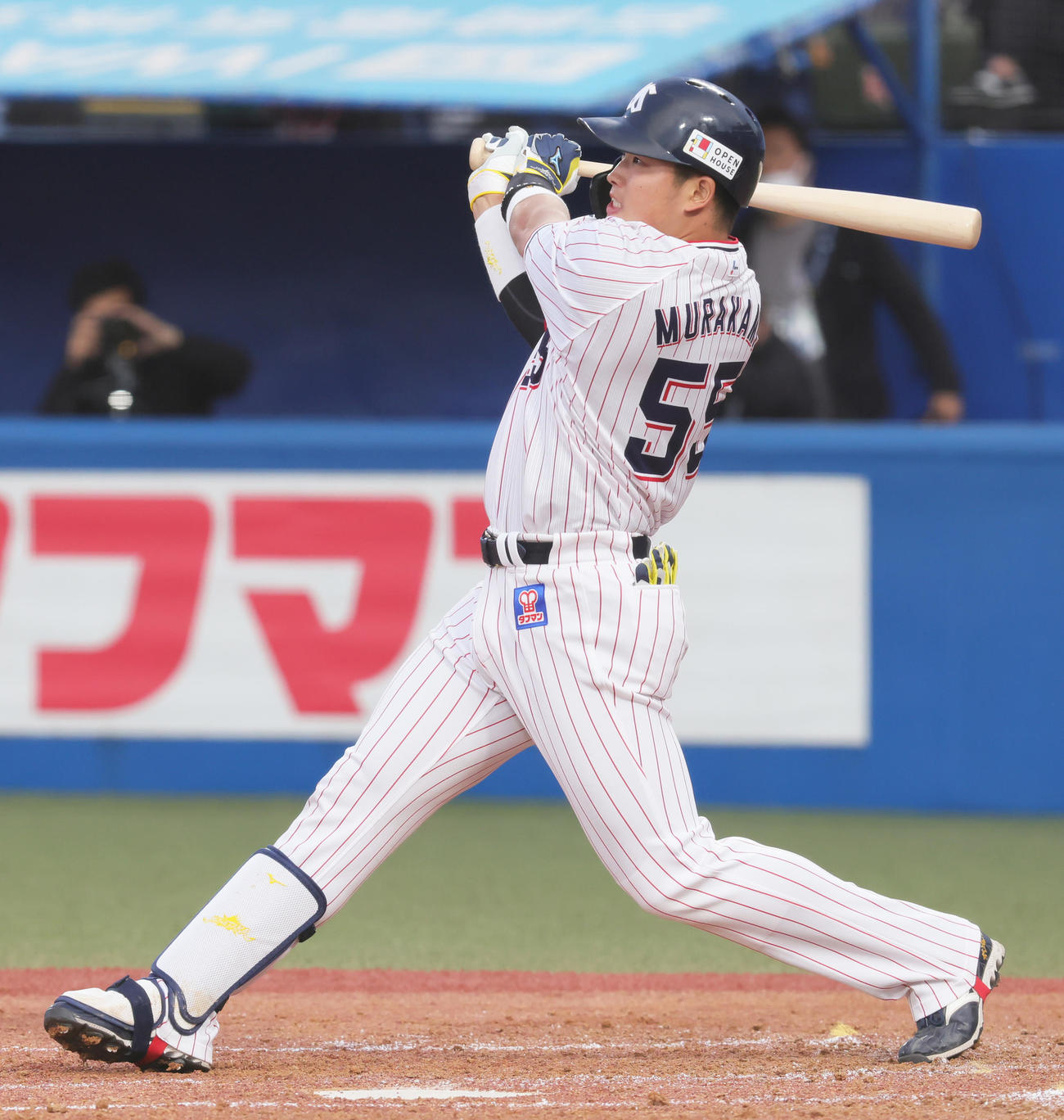 ヤクルト対巨人　2回裏ヤクルト無死、左中間へ本塁打を放つ村上（撮影・足立雅史）