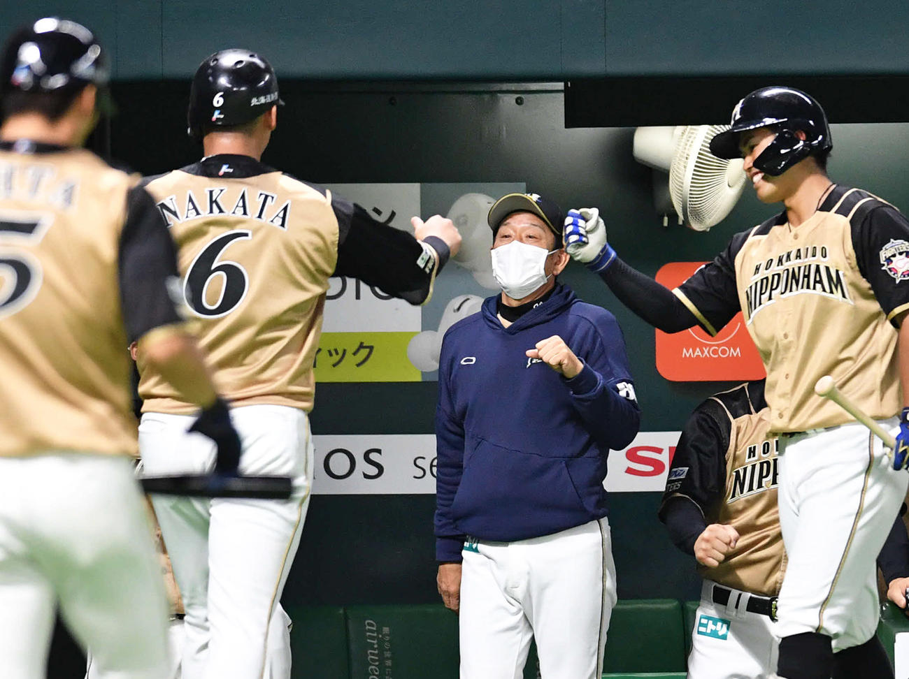 1回表日本ハム2死一、二塁、渡辺が先制の中前適時打を放ち、生還した中田（左）を迎える栗山監督（中央）と今川（撮影・岩下翔太）