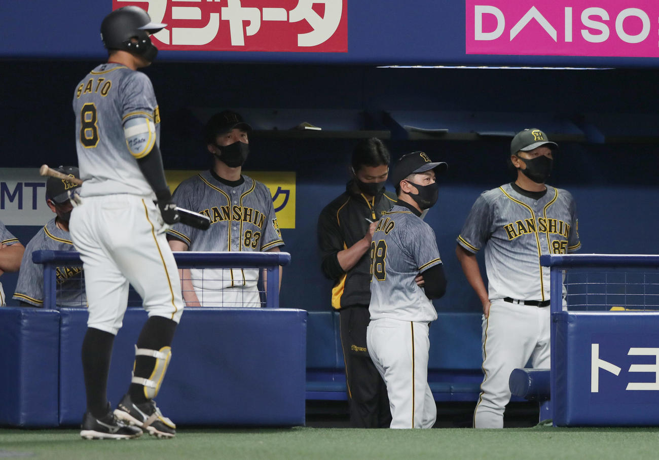 中日対阪神　9回表阪神2死一塁、サンズが空振り三振に倒れ試合終了となり、厳しい表情で引き揚げる矢野監督（右から2人目）（撮影・前田充）
