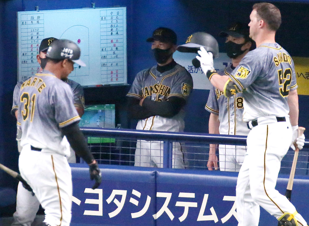 中日対阪神　9回表阪神1死、マルテ（手前左）が空振り三振に倒れ、厳しい表情の矢野監督。右はサンズ（撮影・上山淳一）