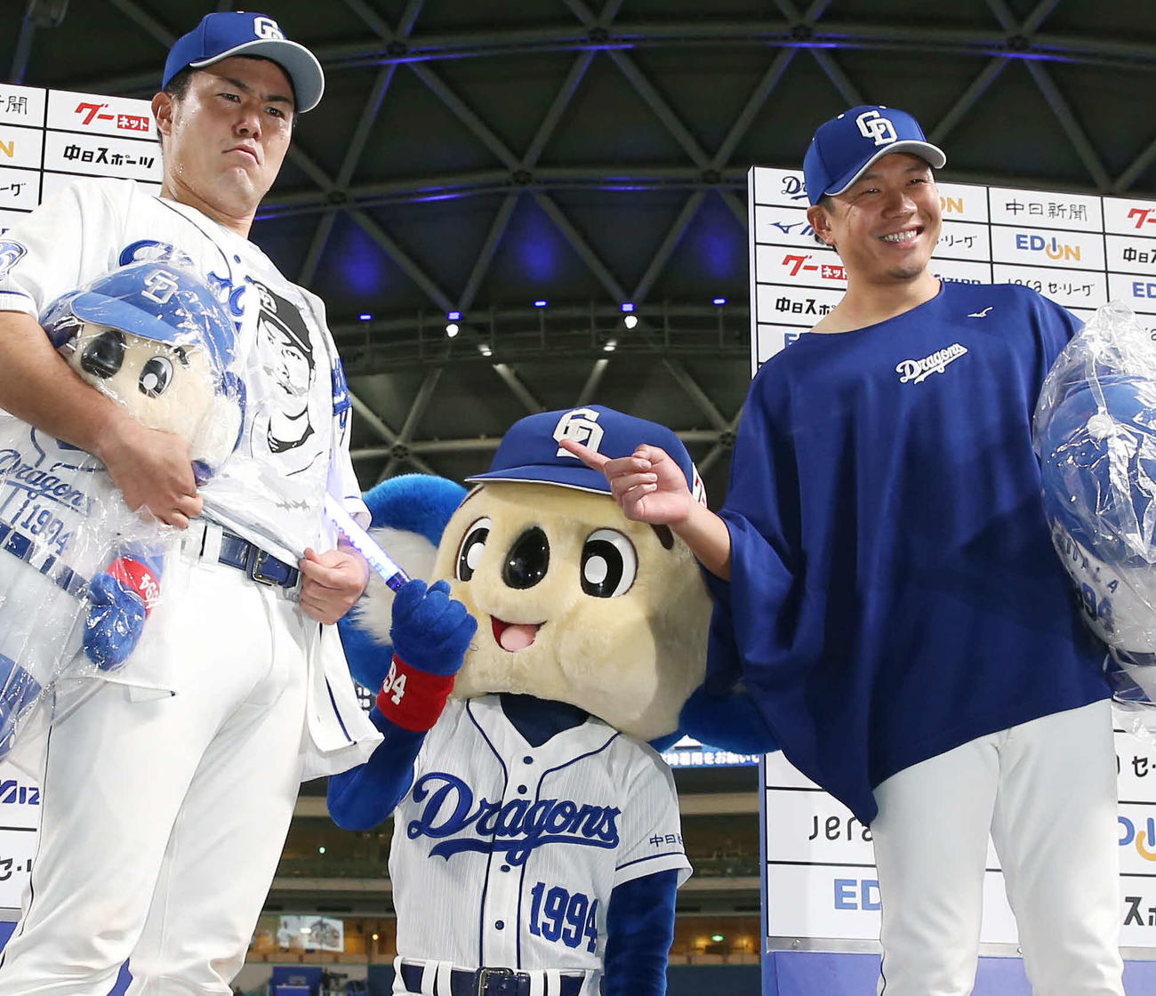 中日対阪神　お立ち台でポーズを決める中日木下拓（左）と笑顔の大野雄（撮影・前田充）