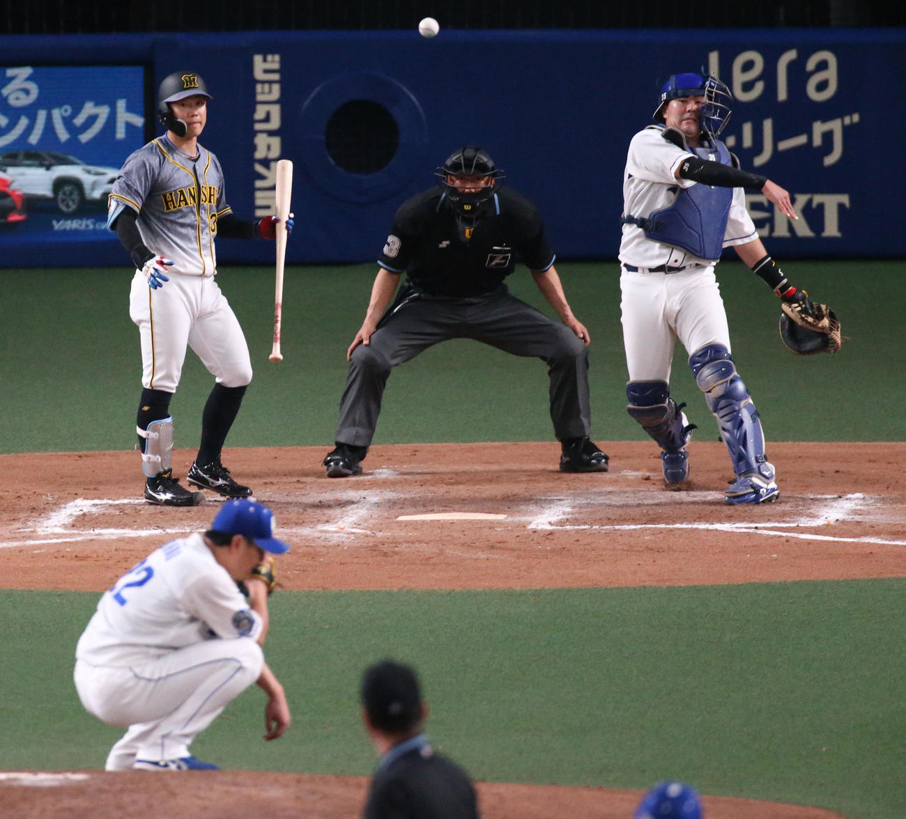 中日対阪神　8回表阪神2死一塁、打者糸原の時、木下拓は二盗を試みた近本を刺す（撮影・上山淳一）