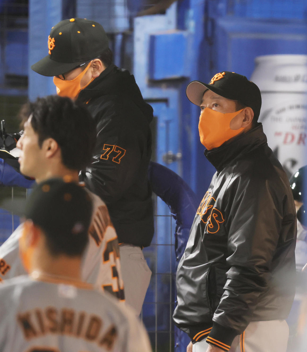 ヤクルト対巨人　戦況を見つめる巨人原監督（撮影・足立雅史）