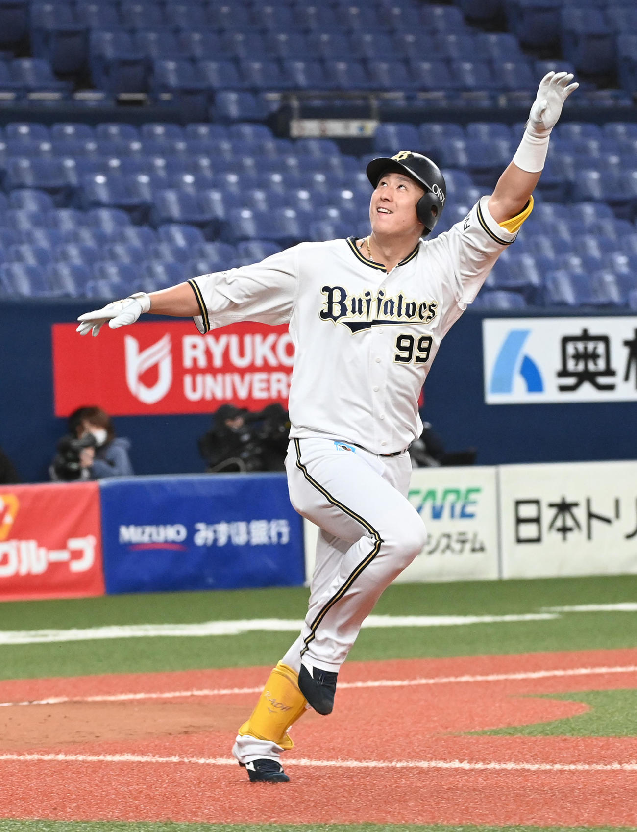 8回裏オリックス無死一塁、杉本は左越え本塁打を放つ（撮影・前岡正明）