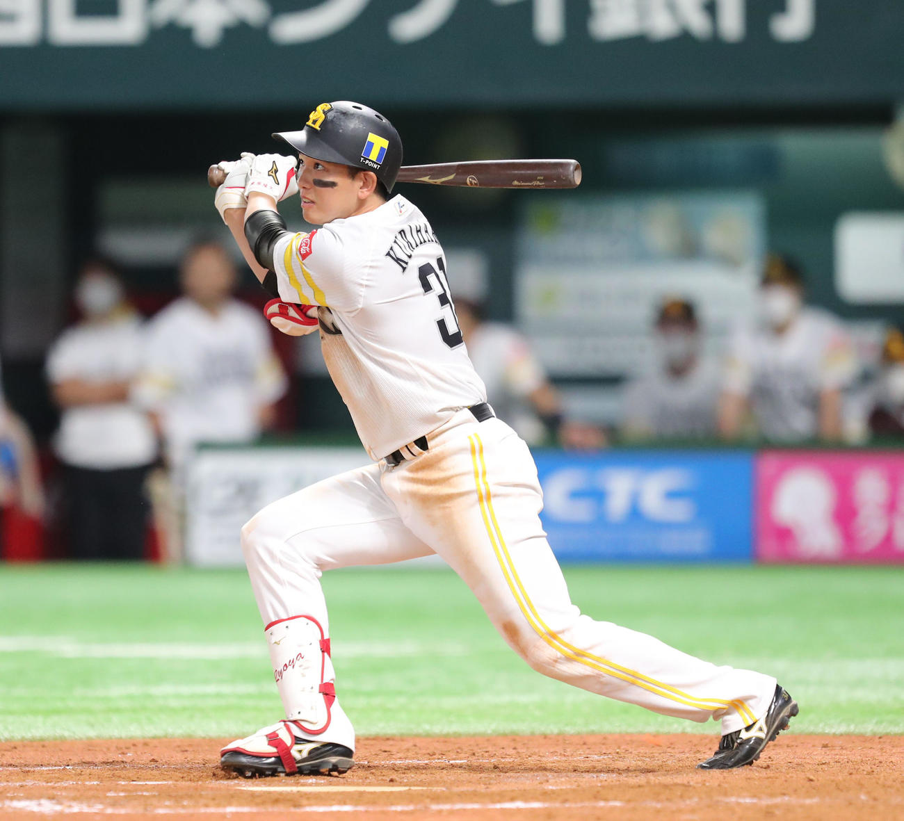 ソフトバンク対日本ハム　7回裏ソフトバンク無死、栗原陵矢は左前安打を放つ（撮影・梅根麻紀）