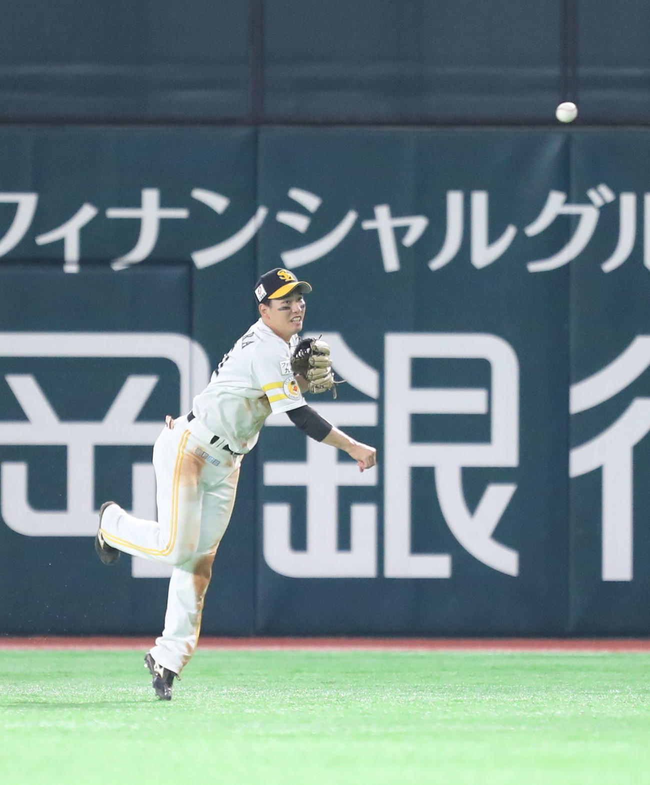 ソフトバンク対日本ハム　9回表日本ハム2死一、二塁、渡辺諒の打球を本塁へ送球する右翼手の栗原陵矢（撮影・梅根麻紀）