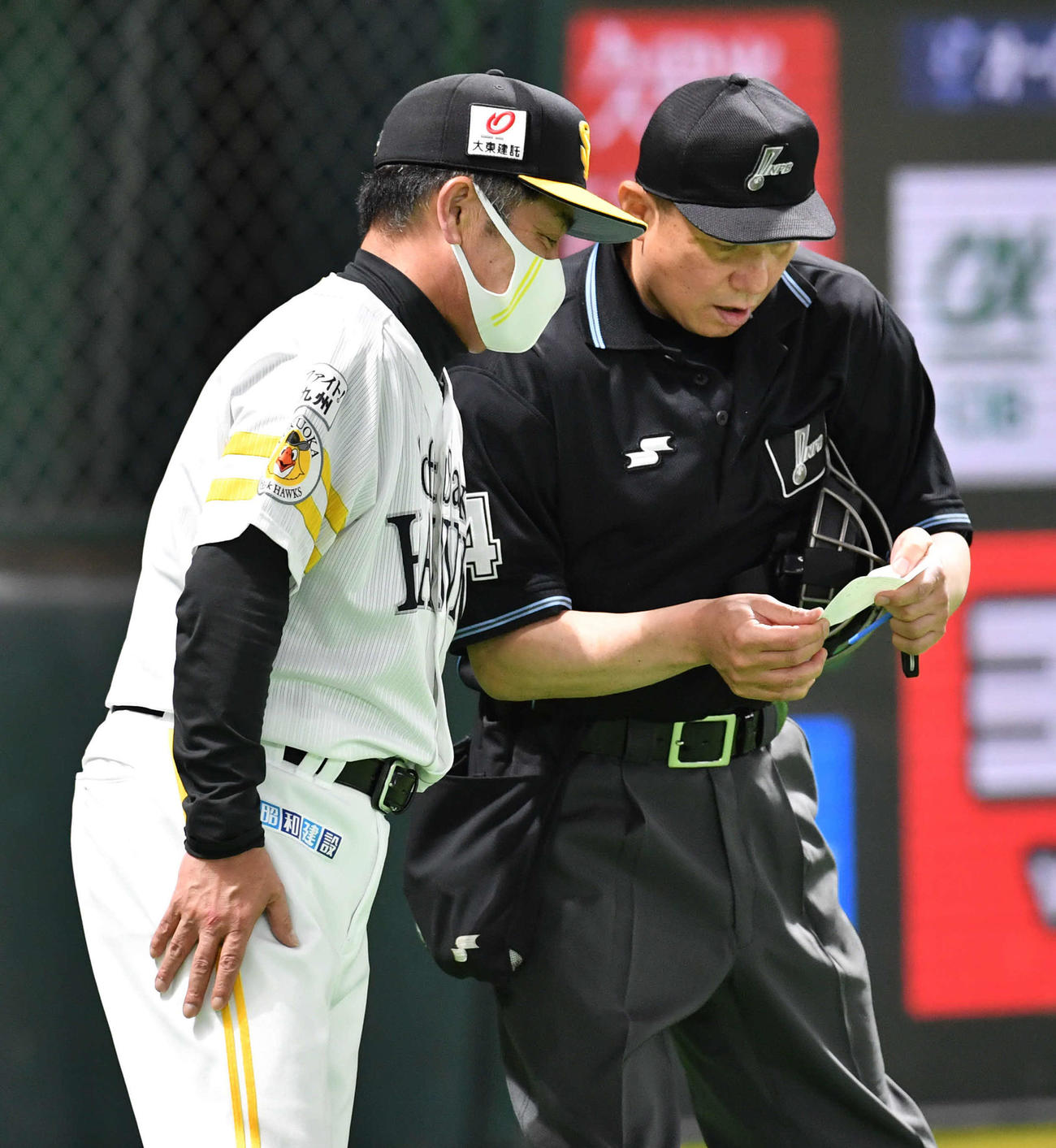 ソフトバンク対日本ハム　3回裏の攻撃を終え、投手の交代を告げる工藤監督（撮影・岩下翔太）
