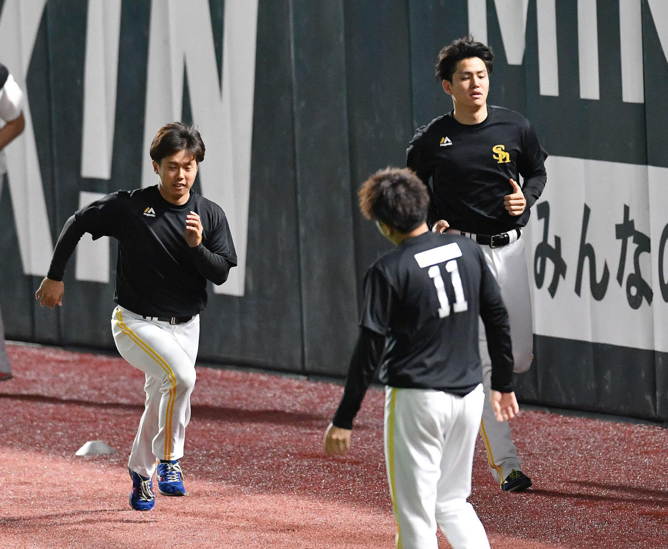 ソフトバンク対日本ハム　田浦（左）ら中継ぎ組の練習に合流した高橋礼（撮影・岩下翔太）