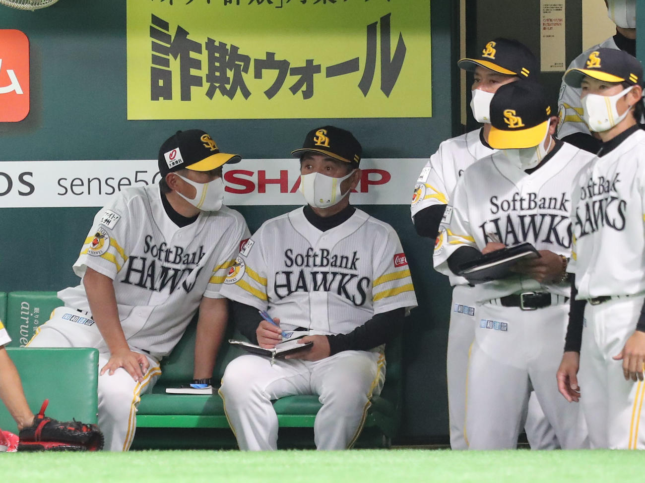 ソフトバンク対日本ハム　ベンチで話し合う小久保ヘッドコーチ（左）と工藤監督（撮影・梅根麻紀）