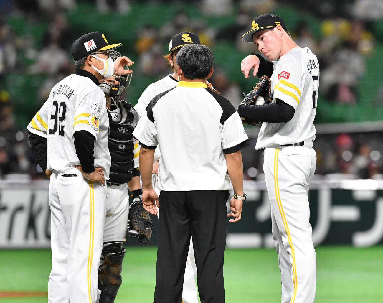 ソフトバンク対日本ハム　4回表日本ハム2死満塁、近藤を迎える場面でマウンドのスチュワート（右）のもとに集まるソフトバンクナイン（撮影・岩下翔太）