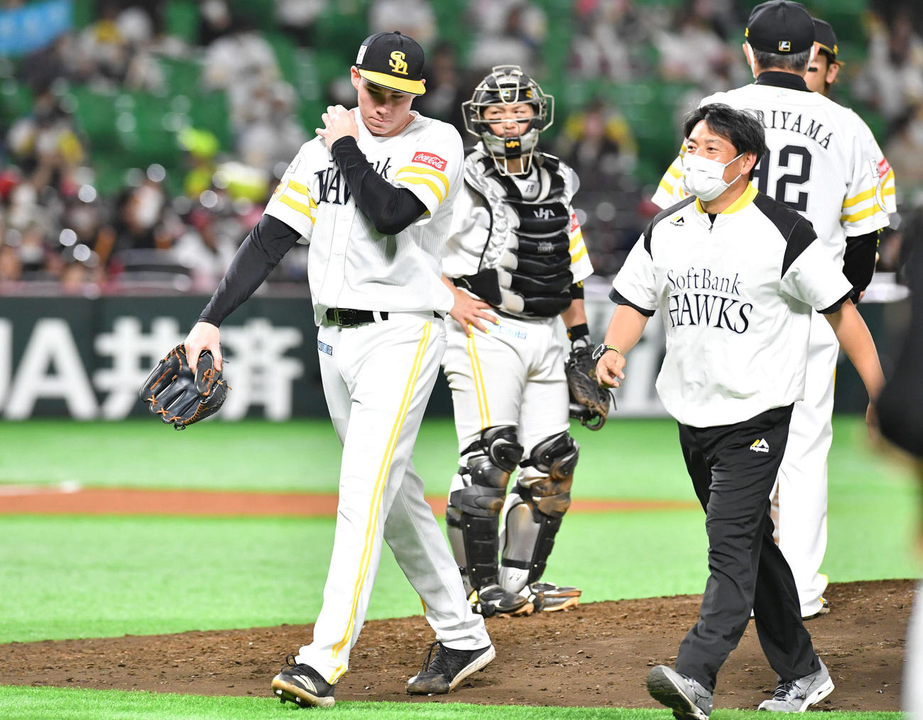 ソフトバンク対日本ハム　6回表日本ハム2死三塁、降板となりベンチへ戻るスチュワート（撮影・岩下翔太）