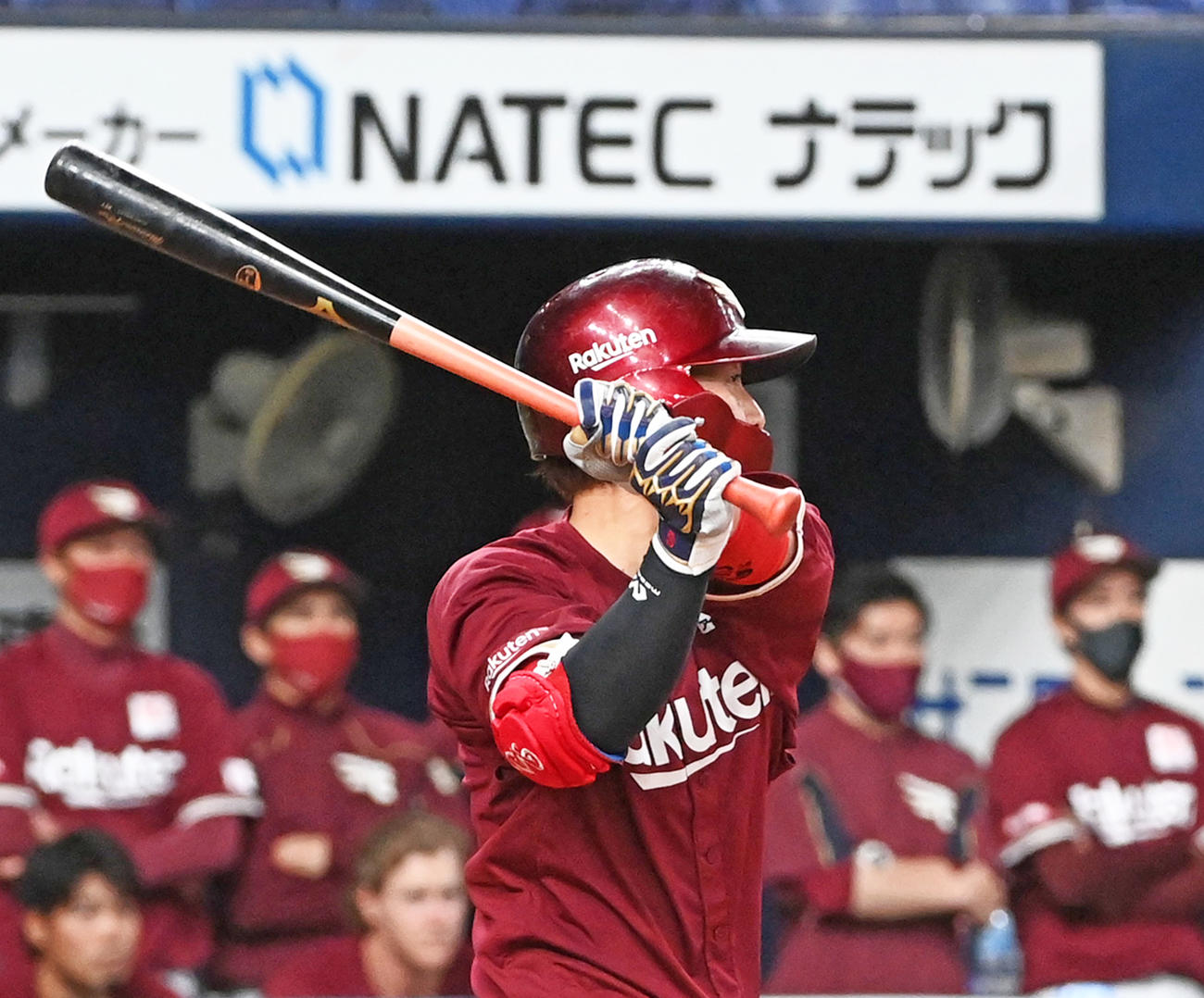 27日オリックス戦の9回、4安打目となる中前適時打を放つ楽天鈴木大地