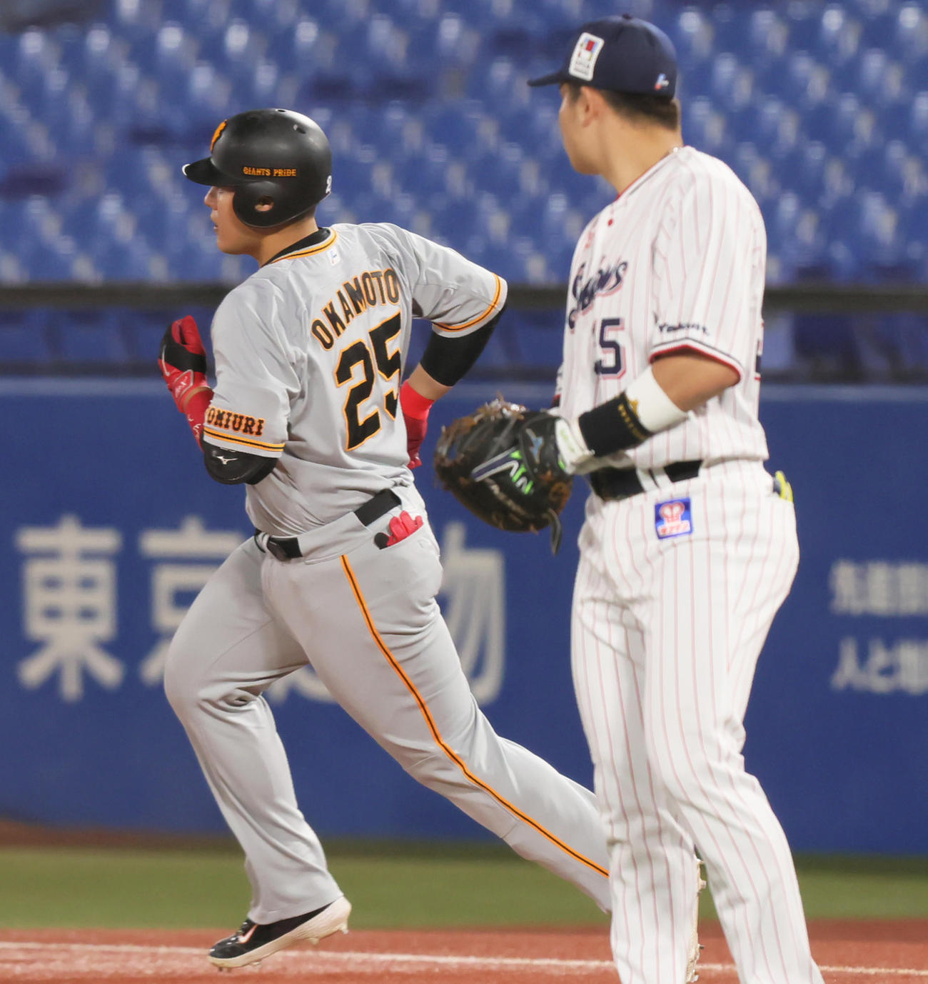 ヤクルト対巨人　4回表巨人2死一塁、2点本塁打を放った岡本和（左）を見つめるヤクルト一塁手村上（撮影・足立雅史）