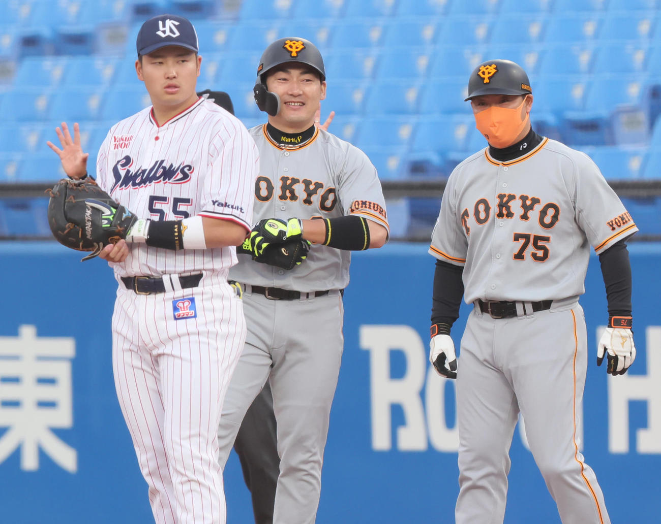 ヤクルト対巨人　1回表巨人無死一、三塁、右前適時打を放ち笑顔を見せる丸（中央）。左はヤクルト一塁手村上（撮影・足立雅史）