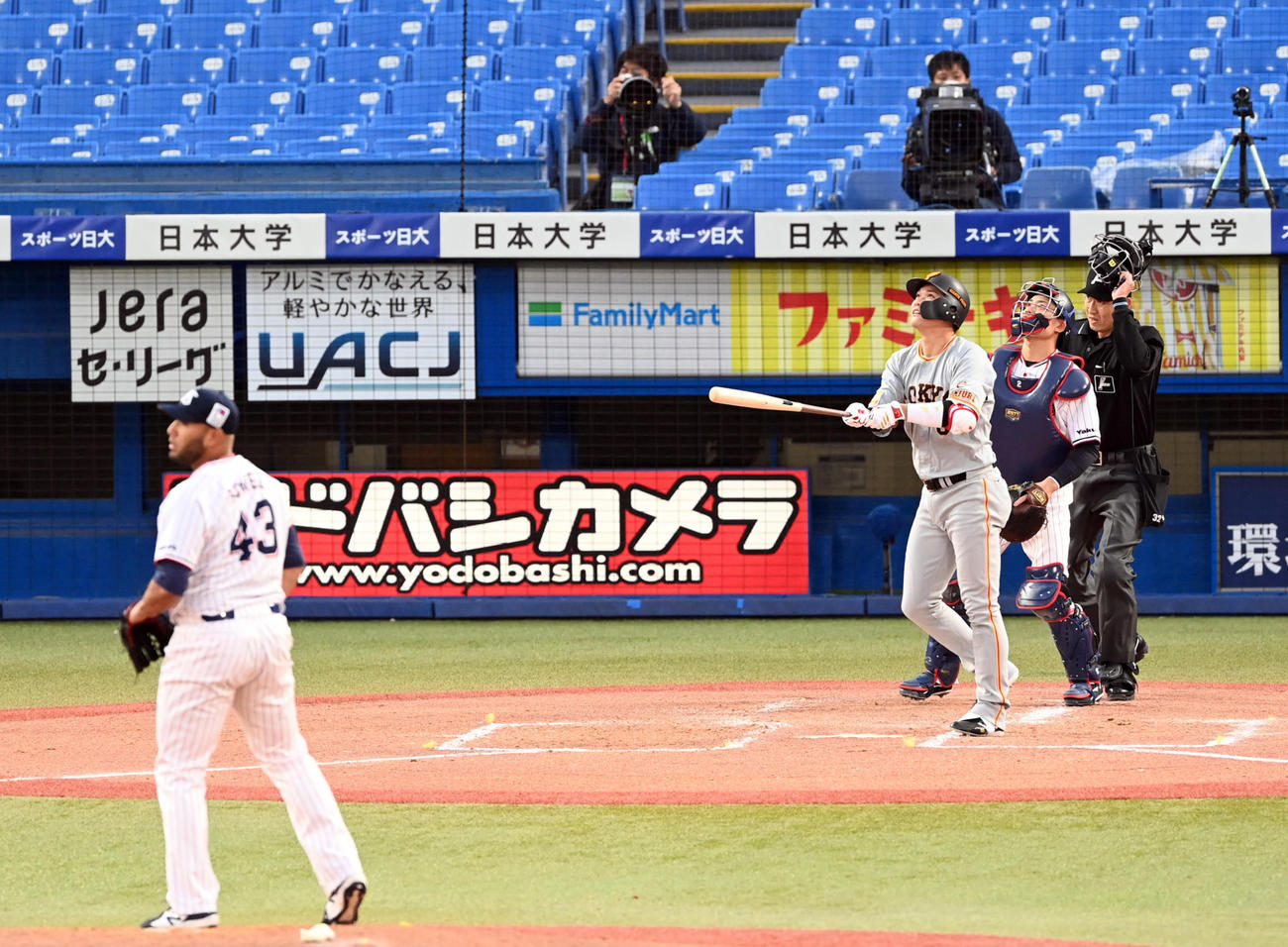 ヤクルト対巨人　2回表巨人1死一、三塁、左前に適時二塁打を放つ坂本。投手スアレス（撮影・たえ見朱実）
