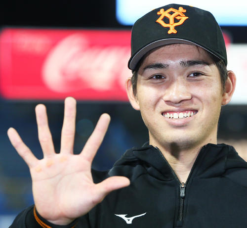ヤクルト対巨人　開幕から5連勝を飾り笑顔を見せる巨人高橋（撮影・足立雅史）