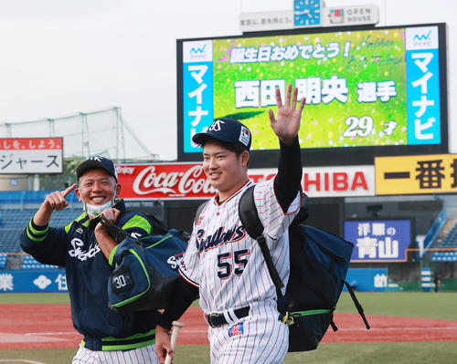ヤクルト対巨人　28日に29歳の誕生日を迎えたヤクルト西田（左）は、電光掲示板で祝福される中、どさくさで手を振る村上を指さし笑顔（撮影・野上伸悟）