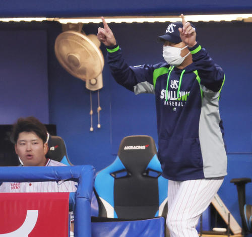 ヤクルト対巨人　2回リクエストを要求するヤクルト高津監督（右）。左は村上（撮影・足立雅史）