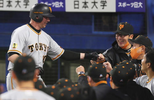 ヤクルト対巨人　3回表巨人無死、移籍後初本塁打を放ち原監督（右）とグータッチを交わすスモーク（撮影・足立雅史）