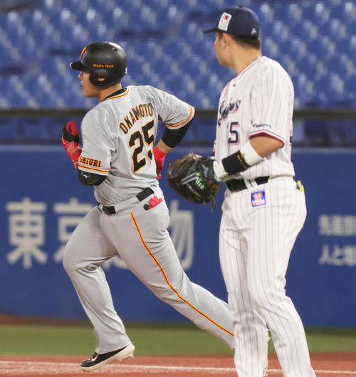 ヤクルト対巨人　4回表巨人2死一塁、2点本塁打を放った岡本和（左）を見つめるヤクルト一塁手村上（撮影・足立雅史）