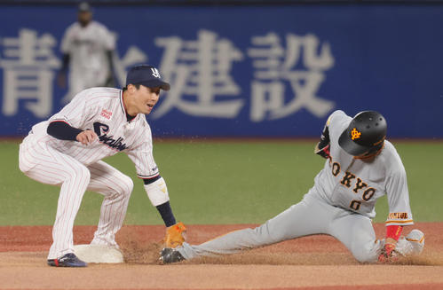 ヤクルト対巨人　8回表巨人1死一塁、二塁盗塁に失敗する増田大（右）。二塁手山田（撮影・足立雅史）