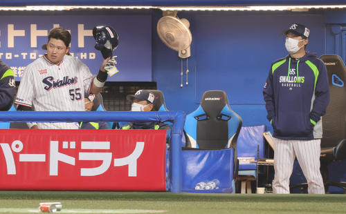 ヤクルト対巨人　8回裏ヤクルト無死、遊ゴロに倒れベンチに戻る村上（左）。右は高津監督（撮影・足立雅史）