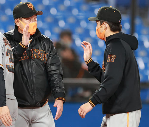 ヤクルト対巨人　5勝目をあげた巨人高橋（右）を迎える原監督（撮影・野上伸悟）