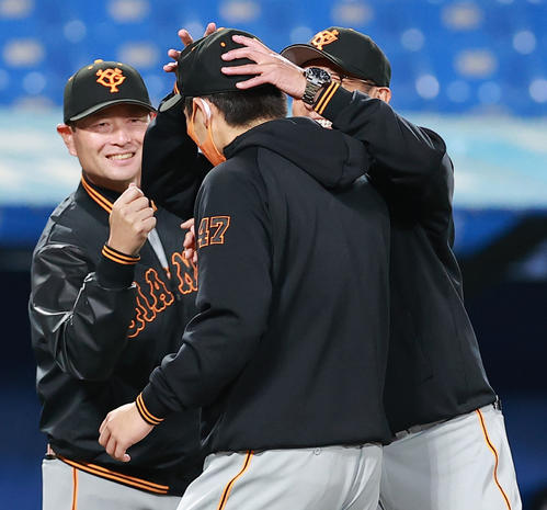 ヤクルト対巨人　5勝目をあげた巨人高橋（手前）を祝福する奥左から桑田コーチ、宮本コーチ（撮影・野上伸悟）