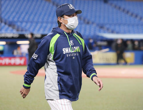 ヤクルト対巨人　引き揚げるヤクルト高津監督（撮影・野上伸悟）