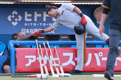 ヤクルト対巨人　前日27日の試合で右アキレス腱（けん）を断裂した巨人テームズ（左）は、練習見学に訪れ、入れ代わりで1軍に合流したウレーニャとグータッチ（撮影・野上伸悟）
