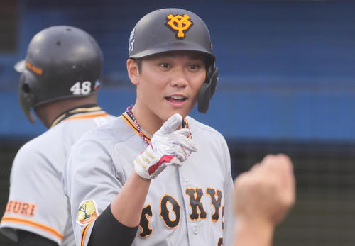 ヤクルト対巨人　1回表巨人無死一、三塁、岡本和の二ゴロの間に生還しベンチの声に驚いたような表情を見せる坂本（撮影・足立雅史）
