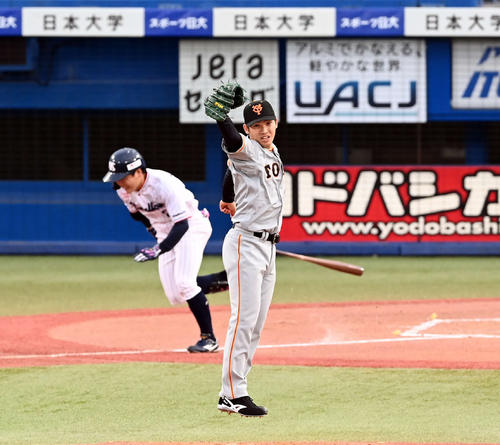ヤクルト対巨人　1回裏ヤクルト無死、山崎の打球にジャンプする高橋（撮影・たえ見朱実）
