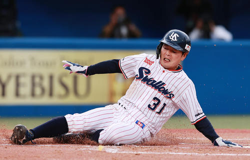 ヤクルト対巨人　1回裏ヤクルト無死一塁、中村の左適時二塁打で生還する山崎（撮影・野上伸悟）