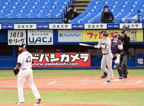 ヤクルト対巨人　2回表巨人1死一、三塁、左前に適時二塁打を放つ坂本。投手スアレス（撮影・たえ見朱実）