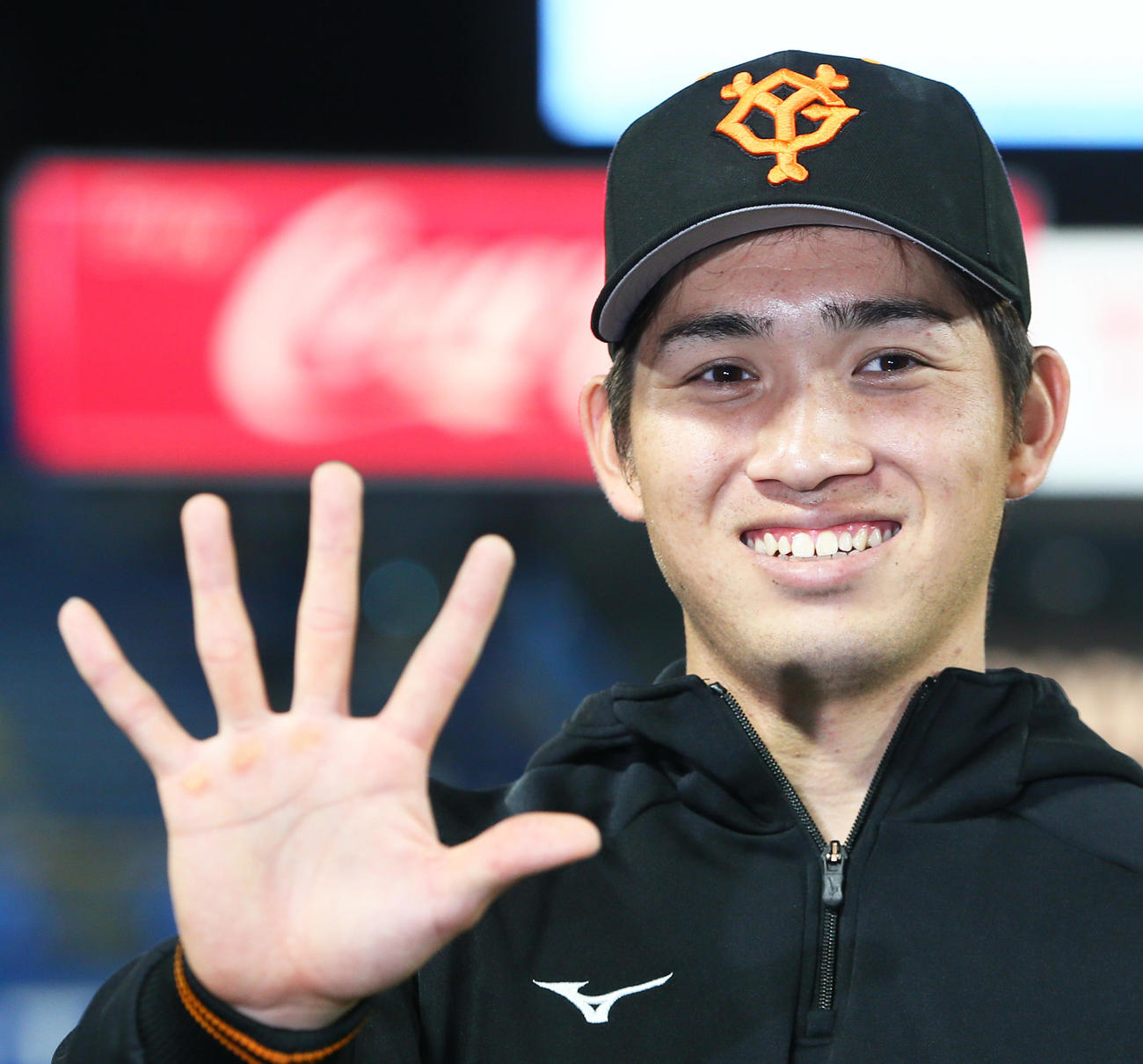 ヤクルト対巨人　開幕から5連勝を飾り笑顔を見せる巨人高橋（撮影・足立雅史）