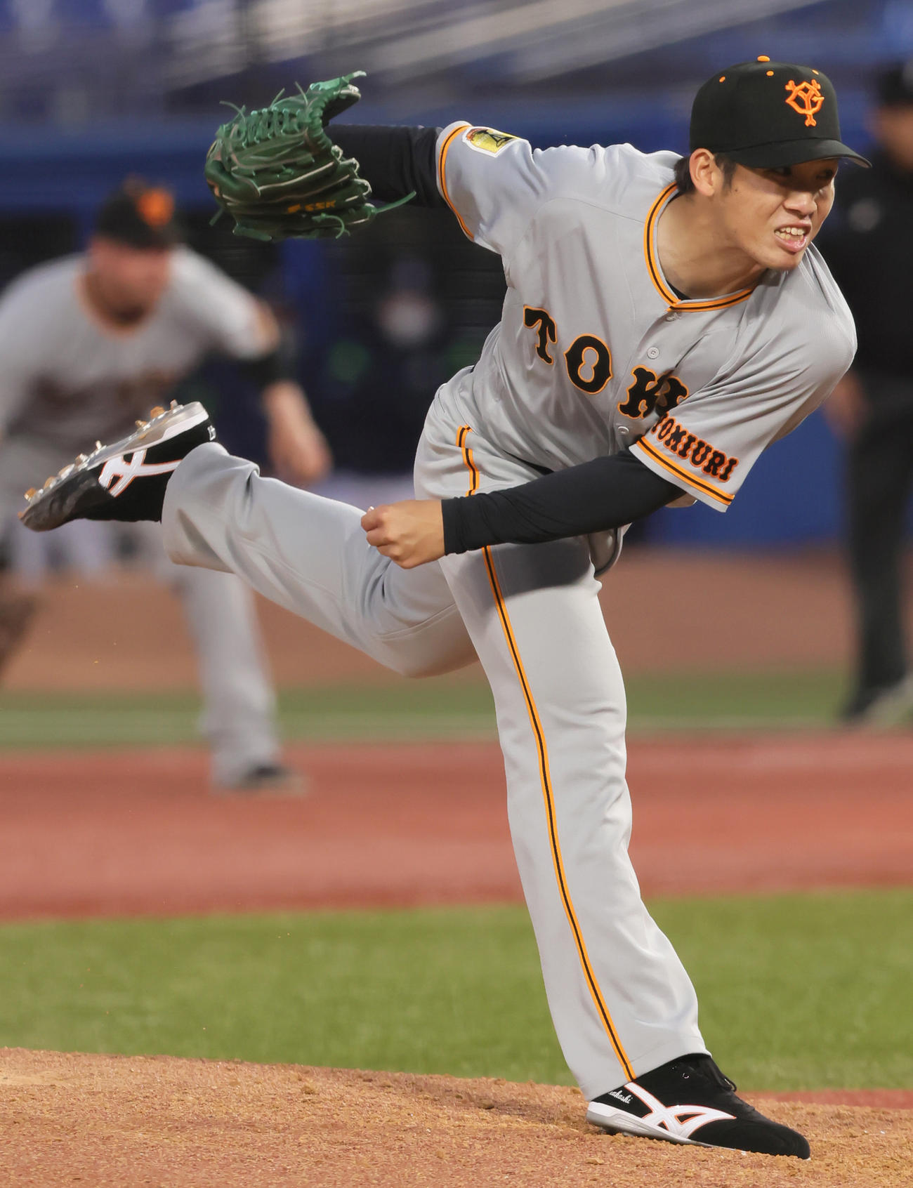 ヤクルト対巨人　巨人先発の高橋（撮影・足立雅史）