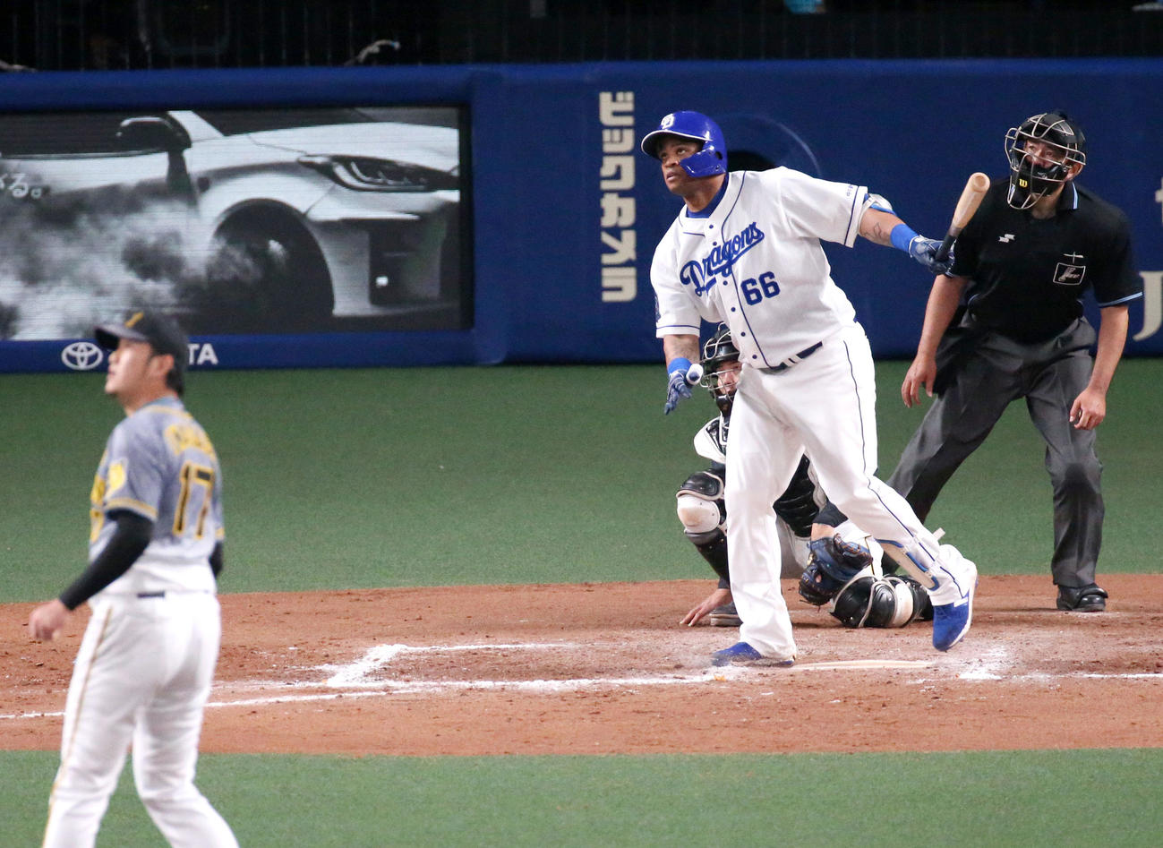 中日対阪神　8回裏中日2死一、二塁、ビシエドは右越え3点本塁打を放つ（撮影・上山淳一）