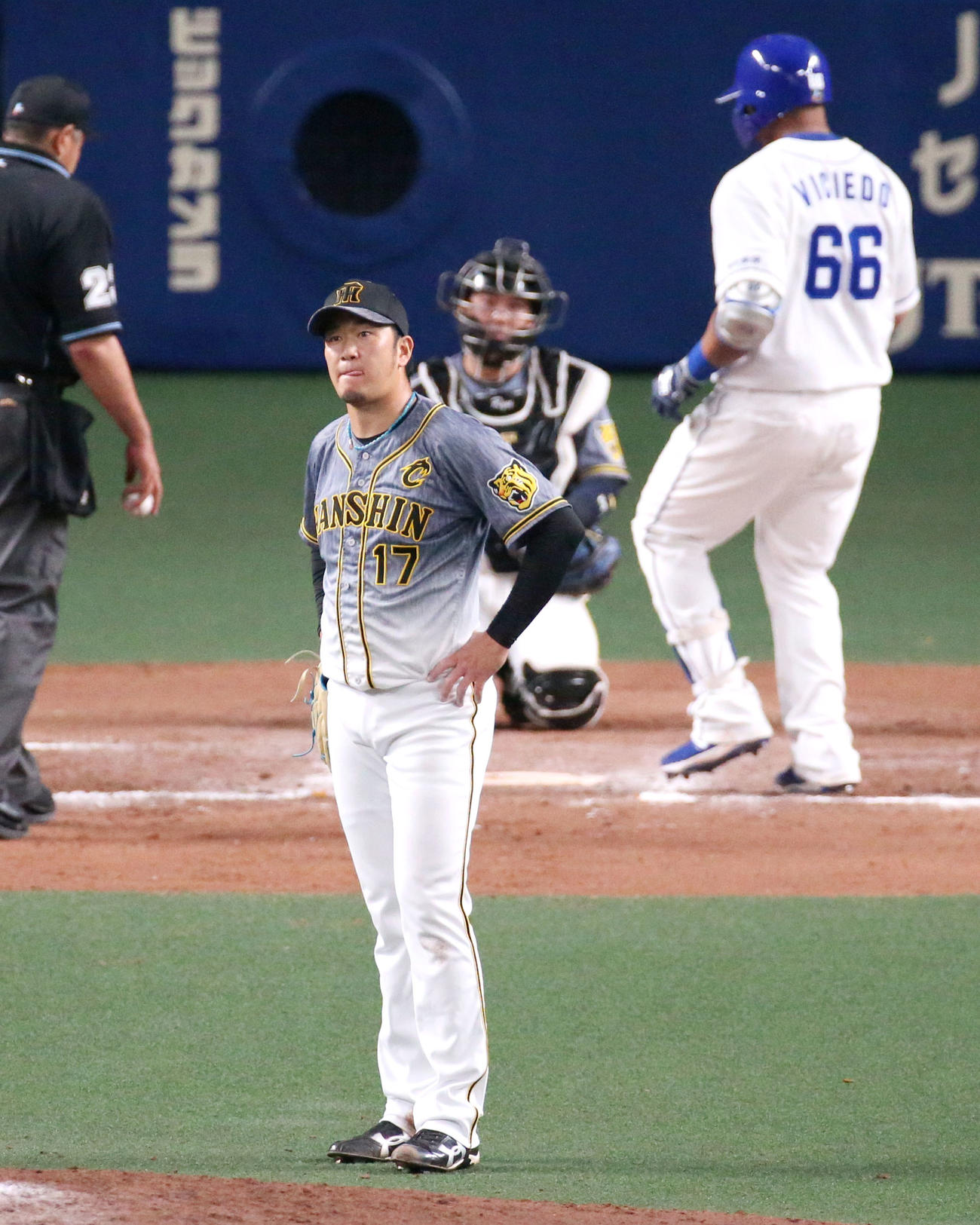 中日対阪神　8回裏中日2死一、二塁、岩貞（手前）はビシエド（右）に右越え3点本塁打を浴びる（撮影・上山淳一）
