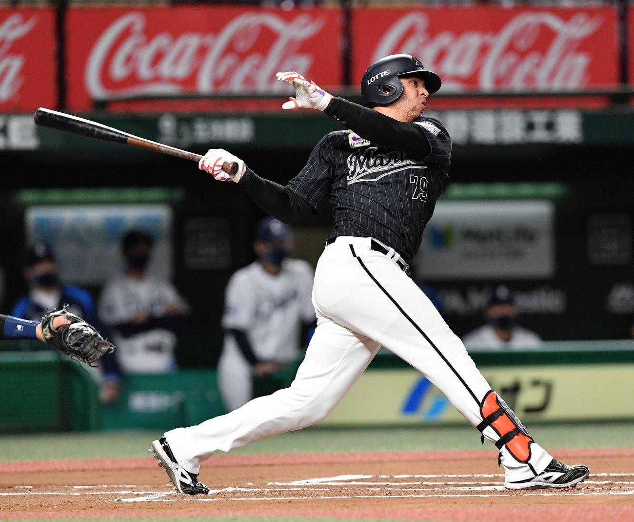 西武対ロッテ　6回表ロッテ無死、マーティンは勝ち越しの右越えソロ本塁打を放つ（撮影・滝沢徹郎）
