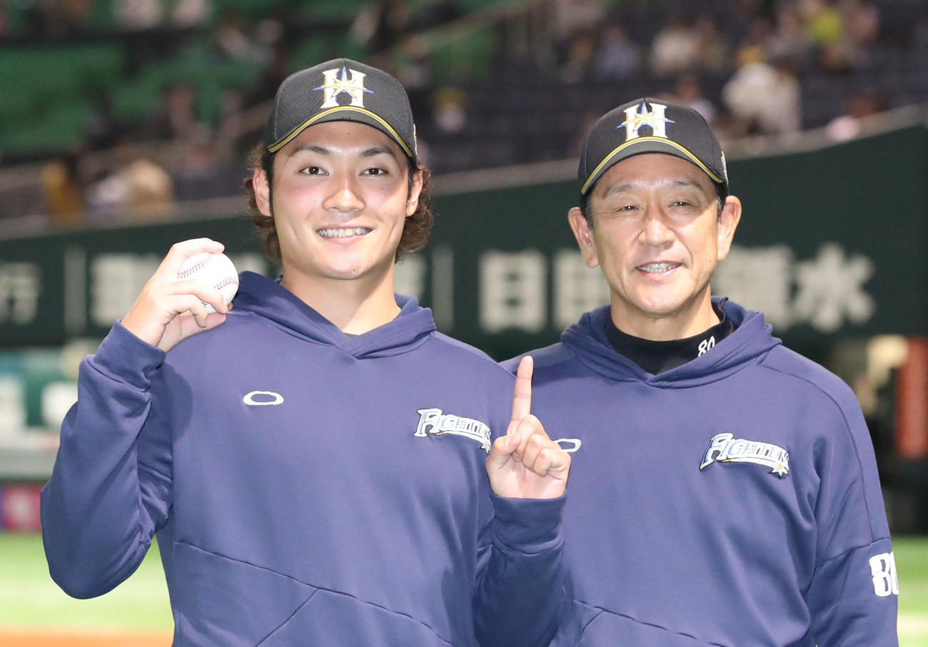 ソフトバンク対日本ハム　プロ初勝利を挙げた日本ハム伊藤（左）と祝福する栗山監督