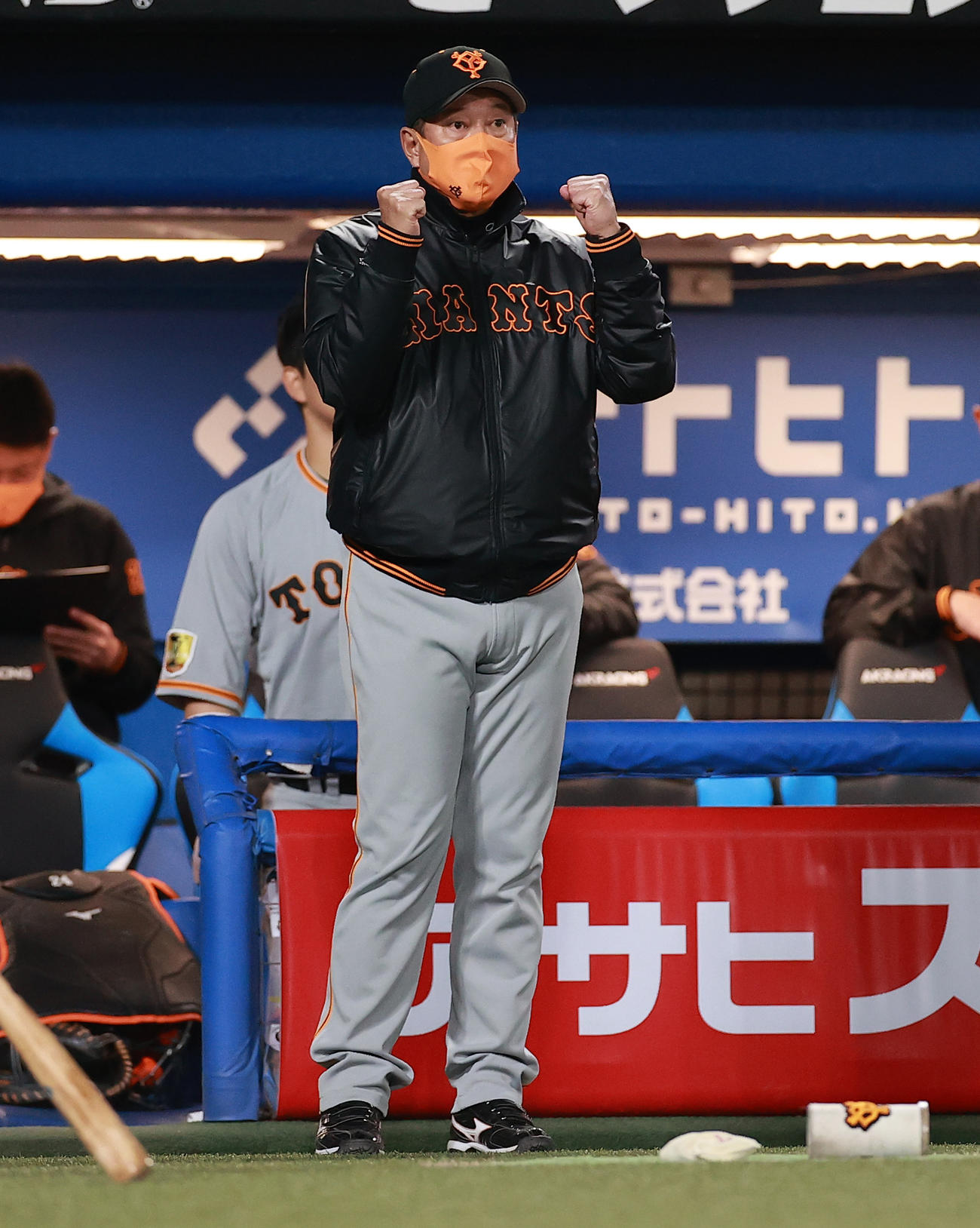 ヤクルト対巨人　7回表巨人無死一塁、右前打を放ったスモークに代走を送る原監督（撮影・野上伸悟）