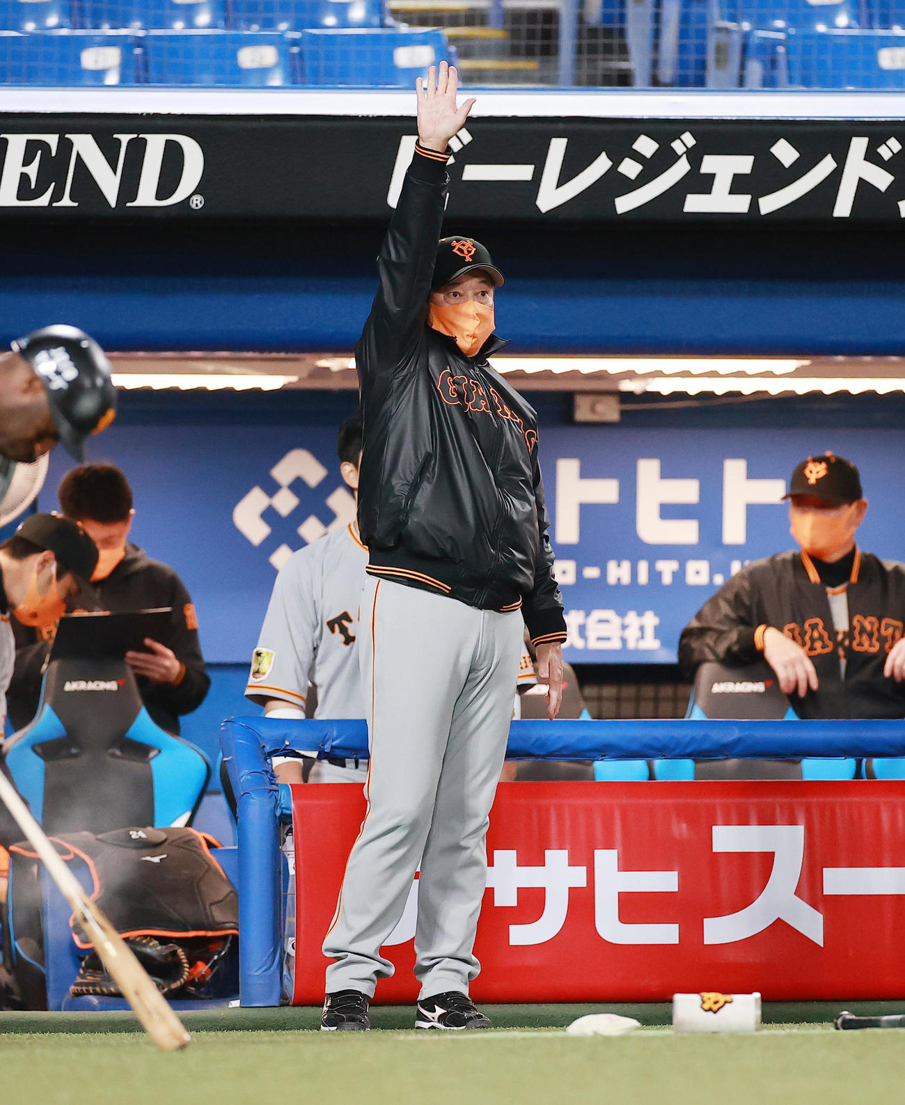ヤクルト対巨人　7回表巨人無死一塁、右前打を放ったスモークに代走を送る原監督（撮影・野上伸悟）