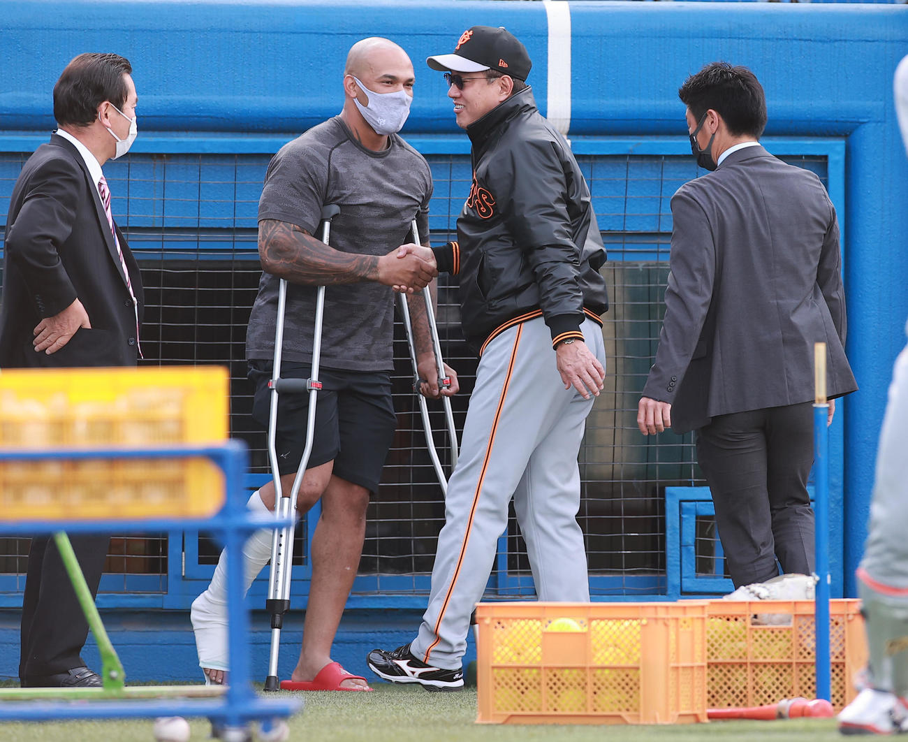 ヤクルト対巨人　前日27日の試合で右アキレス腱（けん）を断裂した巨人テームズ（左）が松葉づえ姿で練習に現れ、原監督と笑顔で握手（撮影・野上伸悟）