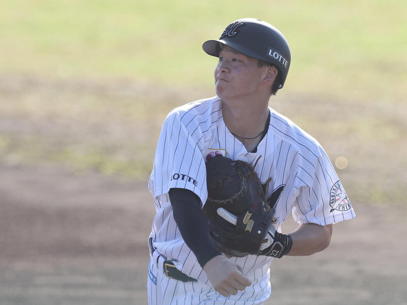 2月6日、キャッチボールするロッテ谷川