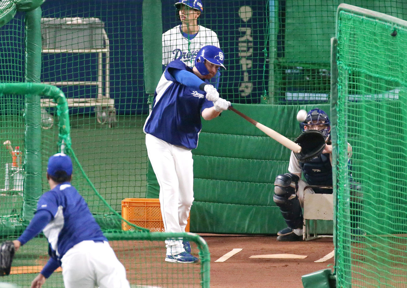 中日対阪神　1軍に合流し、フリー打撃するガーバー（撮影・上山淳一）