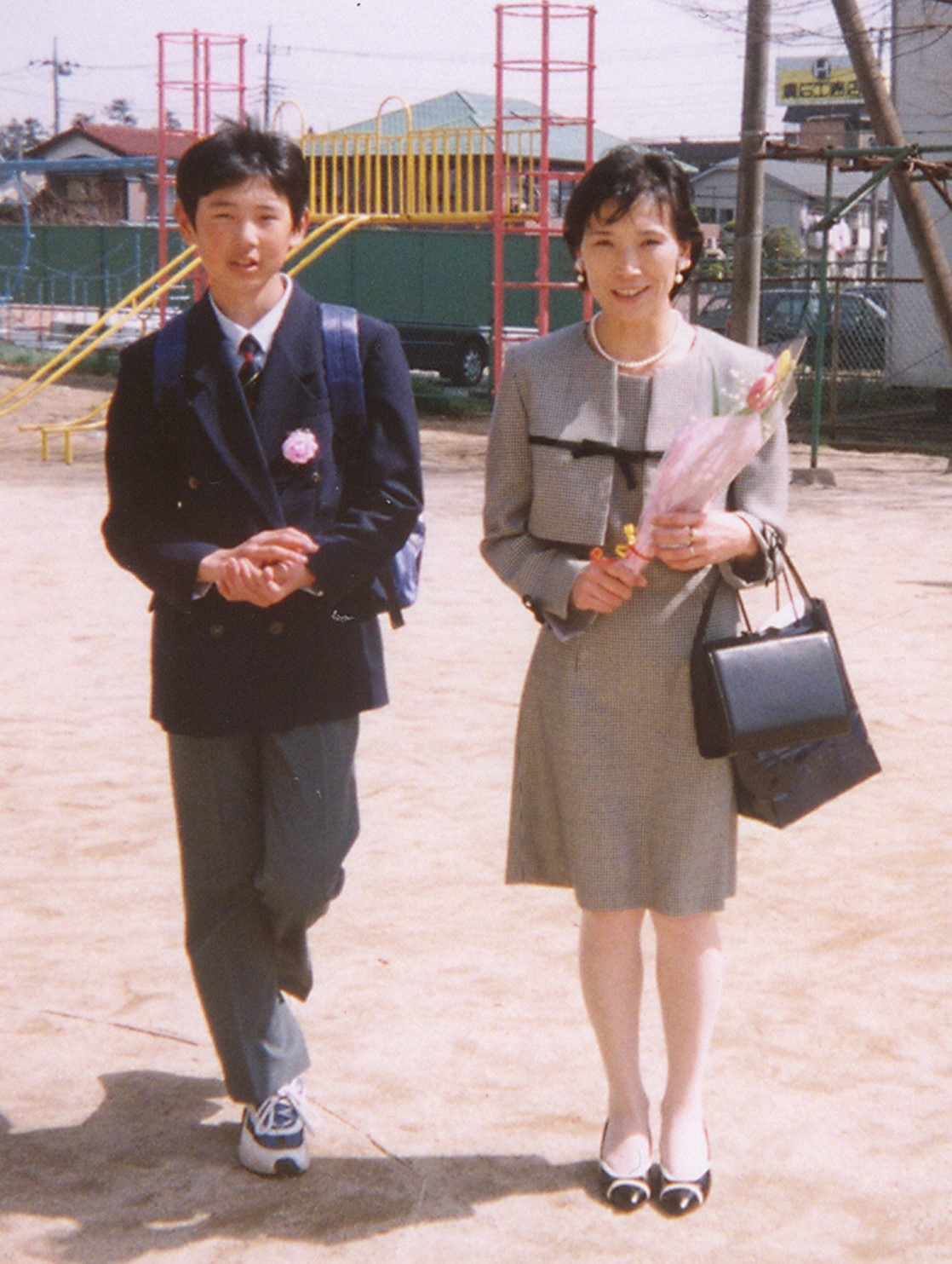 母たつ子さん（右）と松戸第六中の入学式に臨む涌井秀章。当時12歳＝１９９９年　外部提供