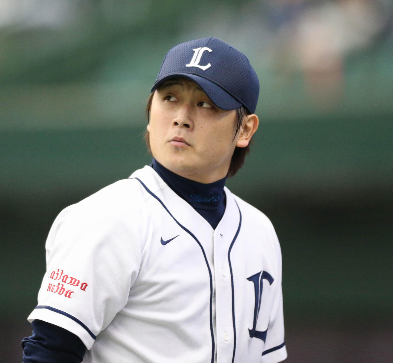 西武対オリックス　スコアボードをふり返る西武先発涌井秀章＝２０１２年４月15日