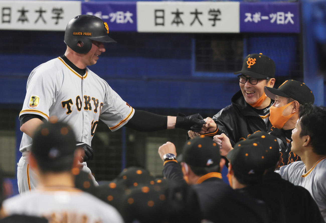 ヤクルト対巨人　3回表巨人無死、移籍後初本塁打を放ち原監督（右）とグータッチを交わすスモーク（撮影・足立雅史）