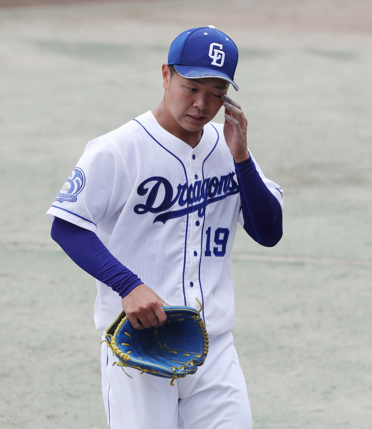 ウエスタン・リーグ中日対ソフトバンク　5回表ソフトバンク1死二、三塁、上林に勝ち越し2点適時打を浴びたところで降板となりベンチに戻る高橋宏（撮影・前田充）